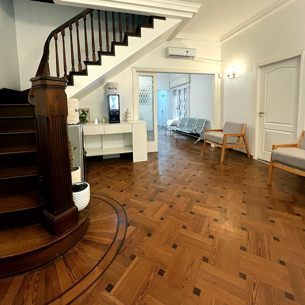 Hall de entrada con escalera